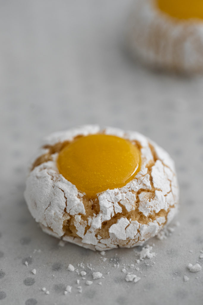 Cookie de limão macio e craquelado recheado com lemon curd, mostrando a textura delicada da massa.