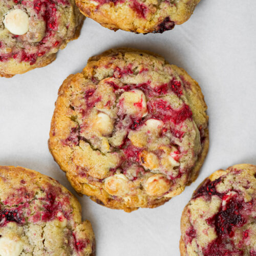 Cookie de framboesa com chocolate branco em cima de uma superfície