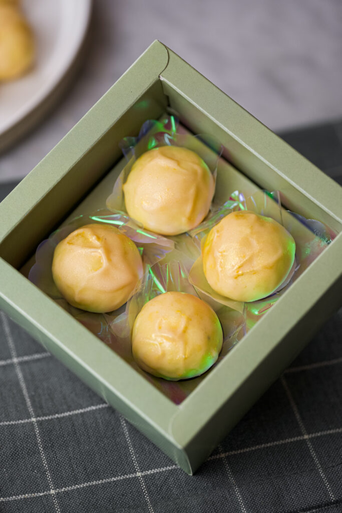 trufas de maracujá embaladas para presente.