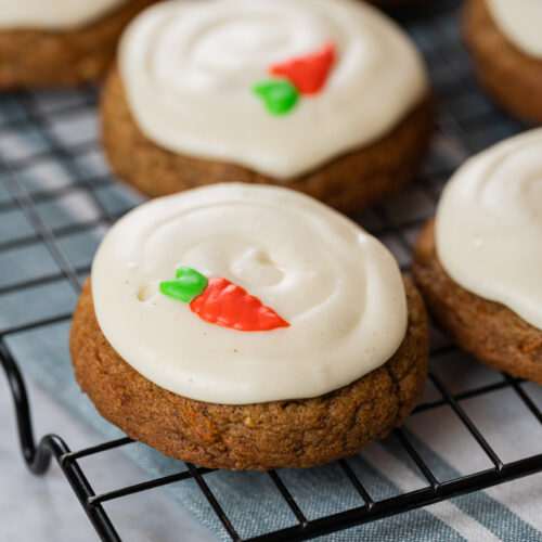 cookie de cenoura com cream cheese macio e decorado estilo carrot cake cookies