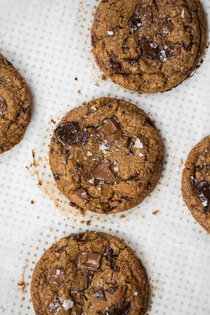 Cookie chips com pedaços de chocolate e flor de sal, visto de cima
