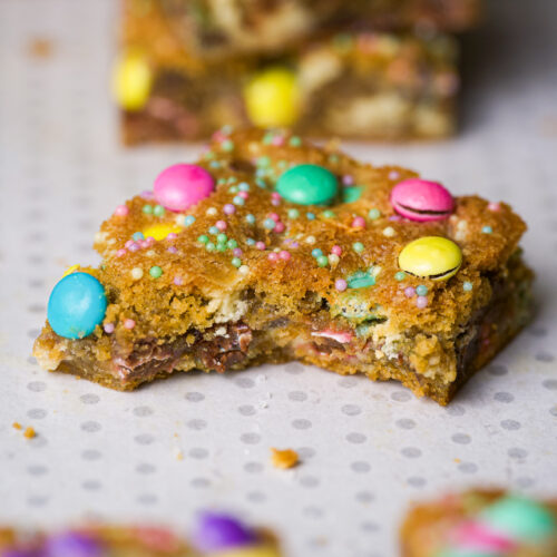 cookie bars de páscoa com chocolate, confeitos coloridos e interior macio