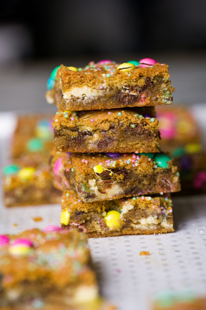 cookie bars de páscoa empilhadas com chocolate e confeitos coloridos