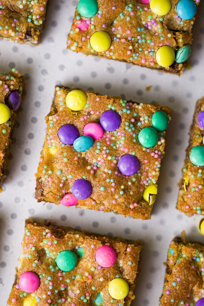 cookie bars de páscoa decoradas com confeitos coloridos e chocolate