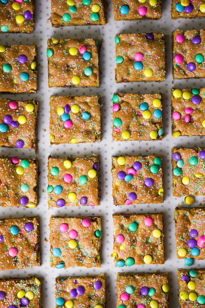 cookie bars de páscoa com chocolate e confeitos em tons pastel