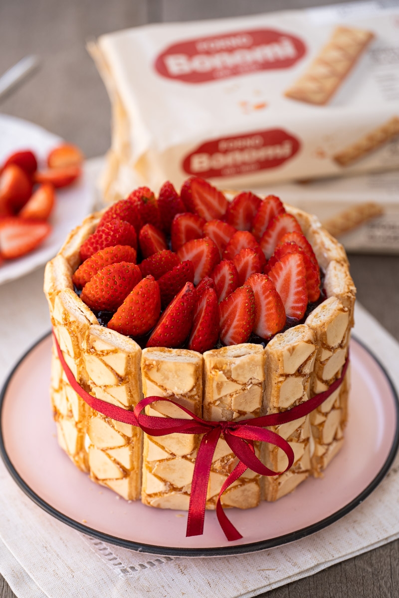 Charlote de Chocolate Branco com Morango